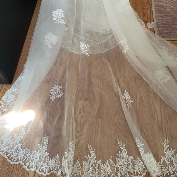 David’s Bridal Galina Signature Wedding dress. Never worn. - Picture 4 of 9